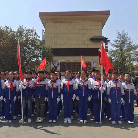 “鲜花祭英烈   强我少年梦”——黉学门小学开展清明节主题教育实践活动