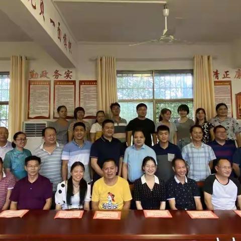欢歌满径落，桃李共芳华         ——湘乡市壶天镇中心学校教师表彰大会