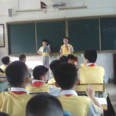 班长在讲桌上为老师因开校务会不能上课而主持本班秩序