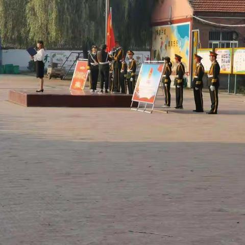 鄢陵县二中举行“向国旗敬礼、喜迎国庆节”主题升旗仪式暨主题团日活动