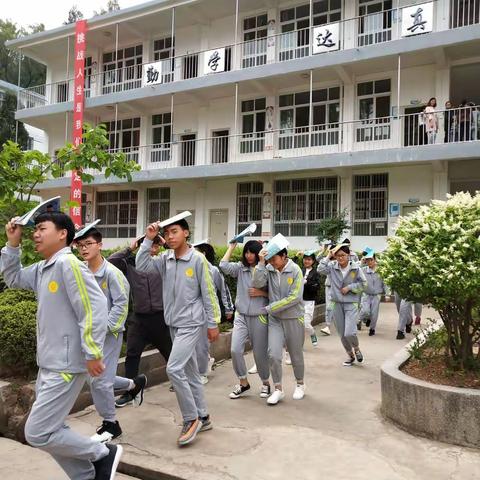 路居镇中学为防患于未然，开展防震应急疏演练。