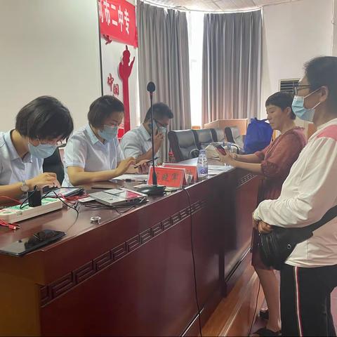 走进学校激活社保卡，便民服务暖人心