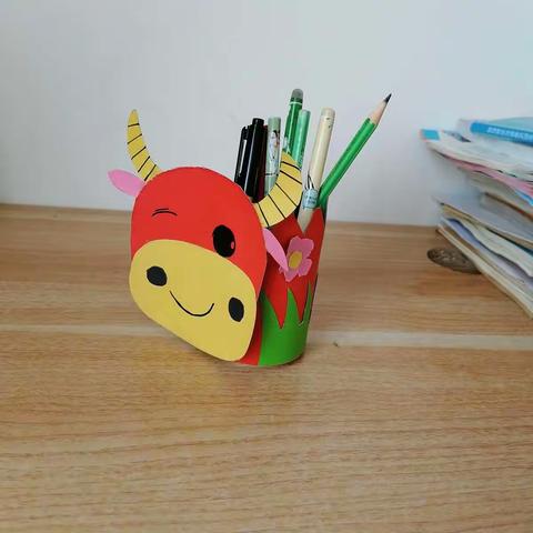 小牛笔筒