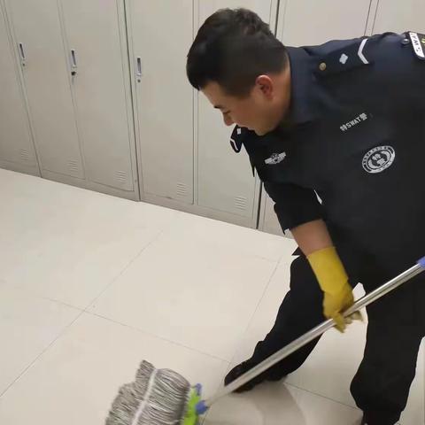 巡防三队利用休息时间清洁备勤室卫生