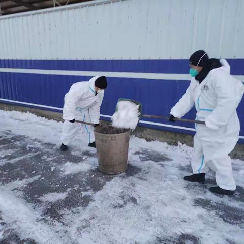 巡防三大队利用勤务休息时间清理卡口报备区地面积雪