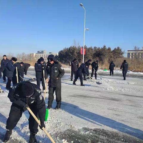 冰雪虽美出行难 清雪除冰保安全