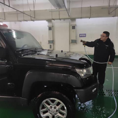 巡防三大队利用休息时间清洁车辆