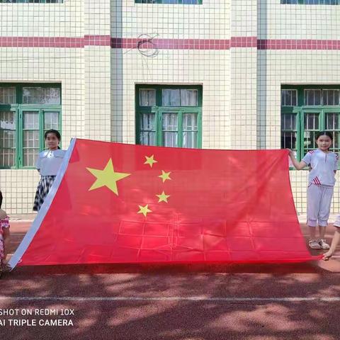 我和国旗合个影——春云学校花式庆祝祖国生日