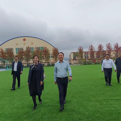 ✨通化分行党委书记、行长杨春雷同志一行前往通化市第一中学开展走访慰问活动🌈