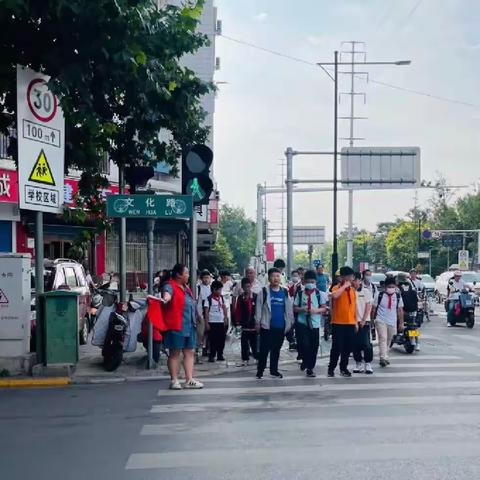 安全护学岗，撑起平安伞——健康路小学一（1）班护学岗