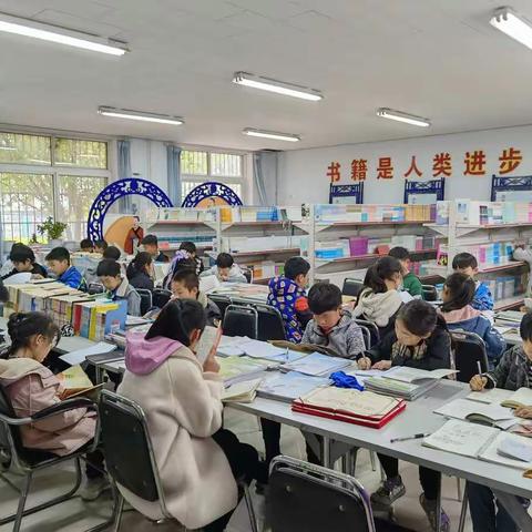 学生在图书室