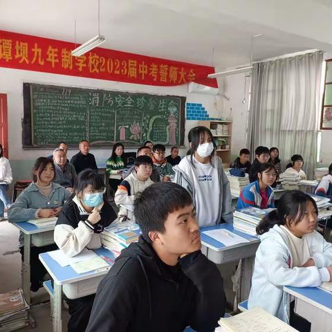 倾情指导教学  助力教师成长--区教研室莅临谭坝九年制学校指导青年教师课堂教学