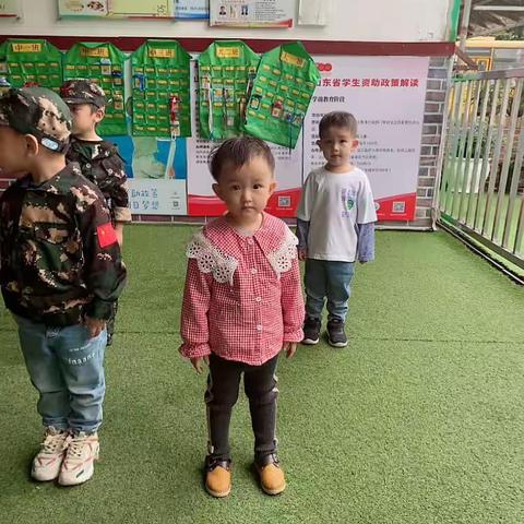 寿光市爱心幼儿园小二班娃娃兵课开始啦