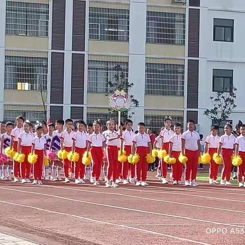 “艺舞飞扬，五班最强；齐心协力，共创佳绩”——柳城县实验小学总部195班在校园运动会上风采展示