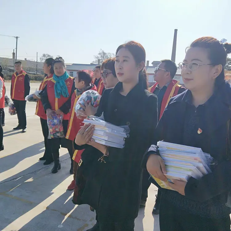 《心系特困 爱撒依兰》 依兰县德才学校出资助学贫困学生 慰问敬老院