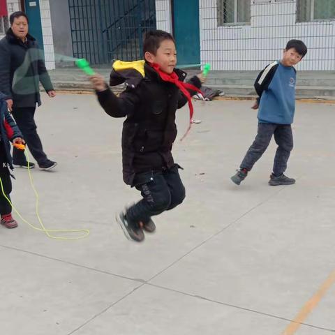 二.1班的孩子们真棒！记录孩子们的快乐成长！跳绳.整个操场热火朝天。跳舞飞扬。同学们们个个朝气蓬勃。