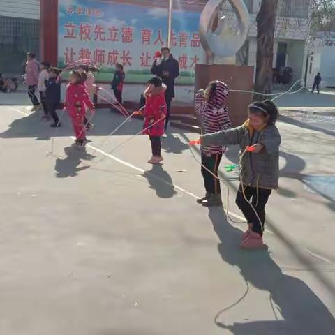 绳采飞扬。皇集乡中心小学二年级举行跳绳比赛。