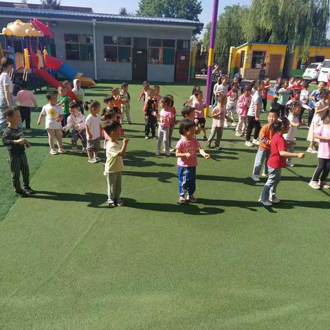 幼儿园是丰富多彩的，孩子们是天真快乐，世上最伟大的是父亲，祝我们的爸爸节日快乐！