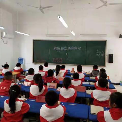 开封市祥符区第二实验小学举行“校园安全，从我做起”及“安全记心中”主题升旗仪式