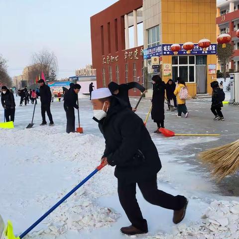 校园雪景美如画  家校合力清雪暖人心