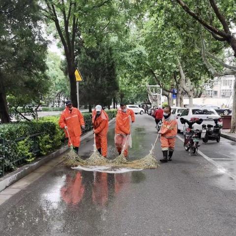 桥西环卫：巧借降雨助力洁城