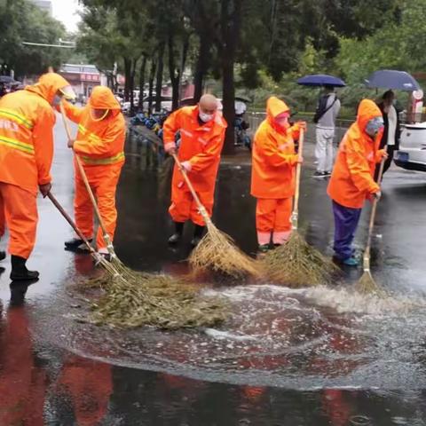 桥西环卫：秋雨下连绵，环卫保畅通