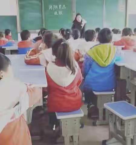 七彩阳光学校举行紧急疏散演练