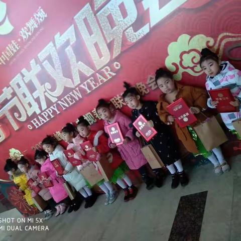 平庄世元马喆舞蹈