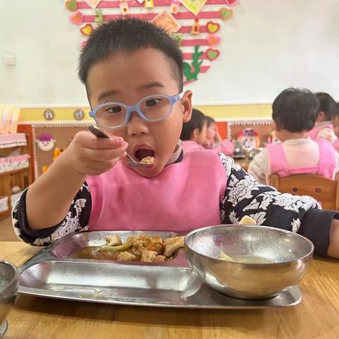 自主进餐 乐享食趣——肥城市实验幼儿园桃苗四班自主进餐活动纪实