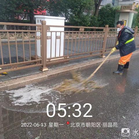 朝环四队全力做好雨后推水工作