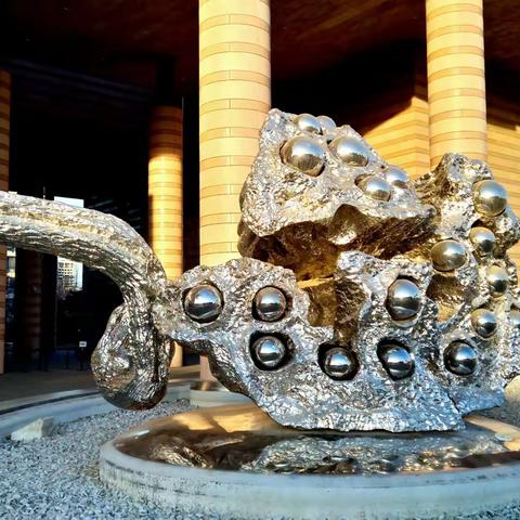 清华大学校园里的现代雕塑