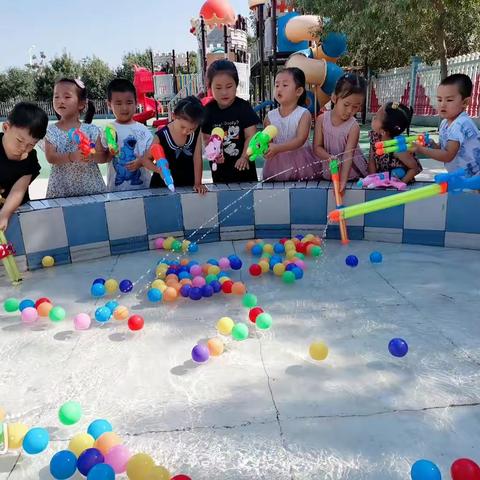 清凉一夏 快乐玩水--冯家镇中心幼儿园小二班戏水活动