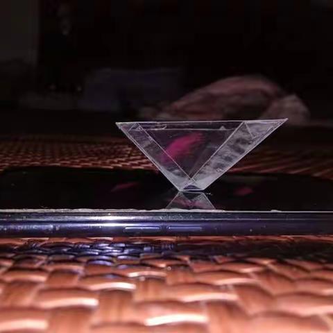 大家好，我是五（2）班熊悠怡，今天我要做“全息投影”