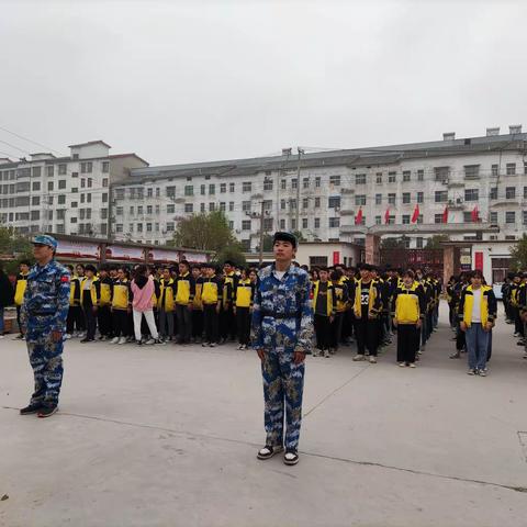 永城市芒山镇雨亭中学升旗--同沐四季风，共享读书乐。