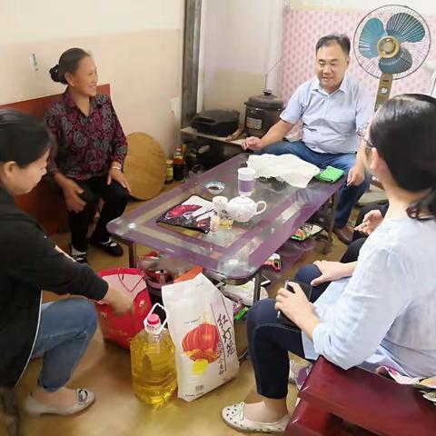 寨里镇开展关爱计生特殊家庭中秋节走访慰问活动