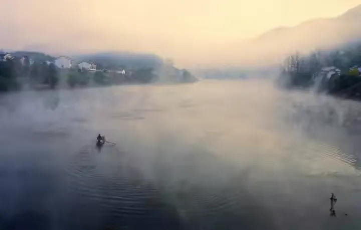 晓雾溟濛，飘飘袅袅，像挂在湖面待染的白纱，缓缓地摆动着。村庄被遮掩，山岭被笼罩，数不尽的枯朽乌黑