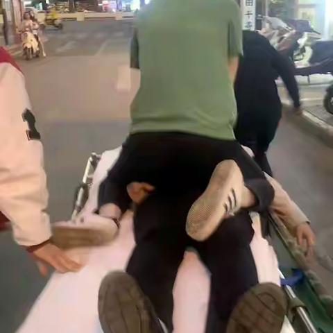 【医者仁心】下班医生路边救人，善德大爱传递正能量