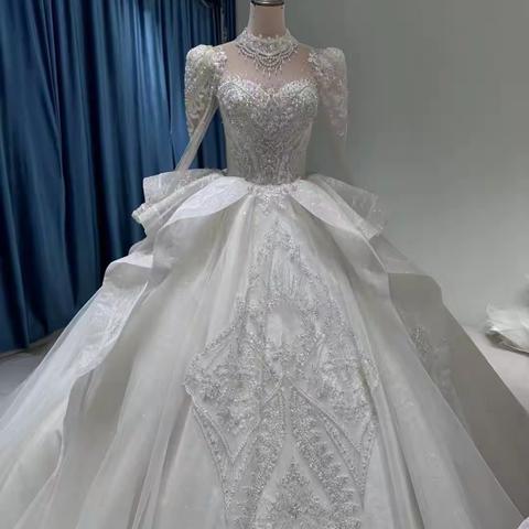 高端款婚纱齐地拖尾