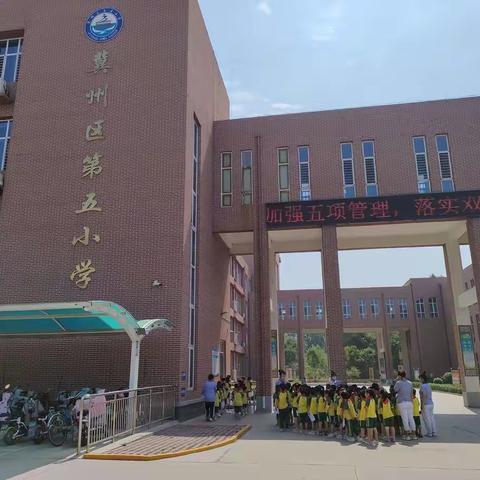 “走进小学，感悟成长”——雨童幼儿园大班参观小学