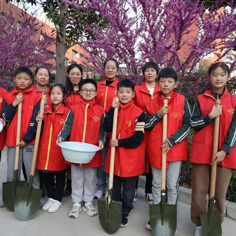 爱树护绿党员先行  共建美化绿色校园——郑州经开区瑞锦小学举行爱绿护绿志愿服务活动