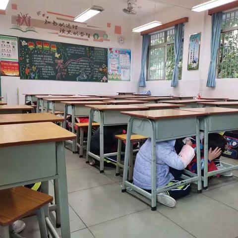 “疏散演练常态化 安全教育不放松”人民小学安全疏散演练