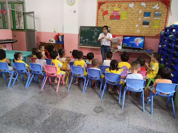 金海星幼儿园小2班宝宝祝大家中秋节快乐!