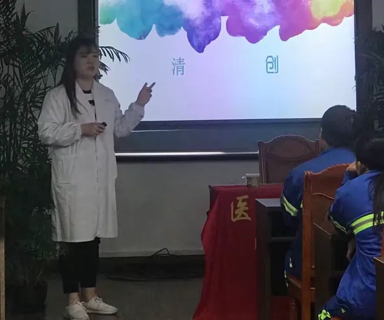 经验丰富的刘苑护士给大家普及了职业防护和伤口清创的知识。