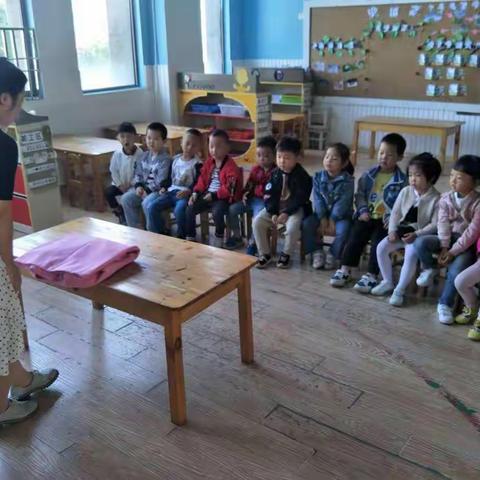 中二班秋季自理穿衣比赛开始啦