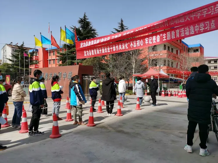 新年伊始,万象更新,春的气息己悄然降临,逸夫中学迎来了2021新学期