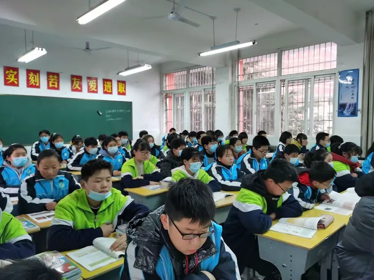 新年伊始,万象更新,春的气息己悄然降临,逸夫中学迎来了2021新学期