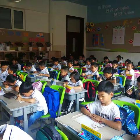 我是小小书法家——二中国际一年八班为国庆献礼