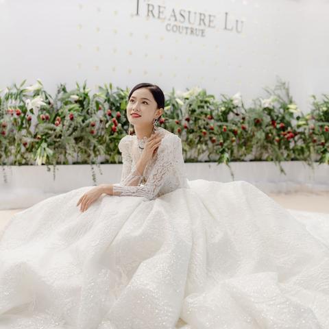 穿上洁白的婚纱，象征纯洁的爱情