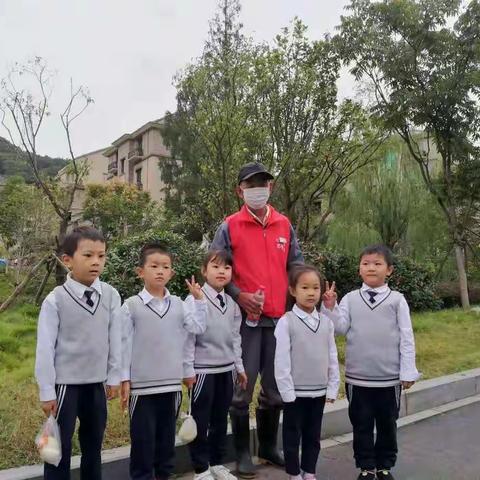 “手拉手共成长，红领巾动感假日”---浙工大附实一年级（4）班向日葵假日小队