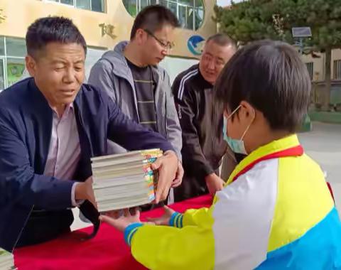 传递爱心 共享书香——记济南市堤口路小学向永靖县小岭中心小学图书捐赠仪式